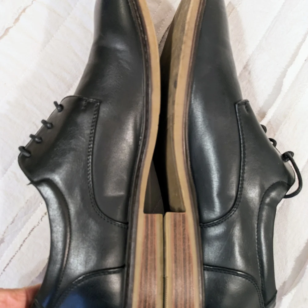 Men's size 10.5M Hugo Vitelli black lace up dress shoes
